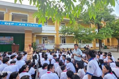 CSGT Tp Huế giáo dục pháp luật vun đắp môi trường học đường an toàn, lành mạnh