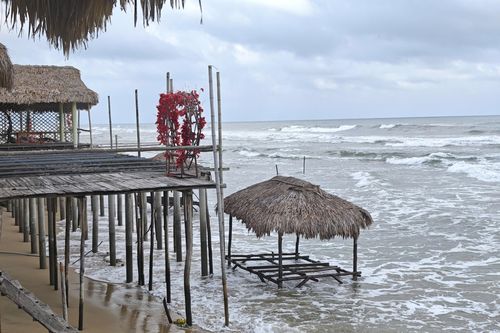 'Trận địa' nhà chồ, hàng quán sai phép lấn chiếm cảnh quan vịnh đẹp thế giới