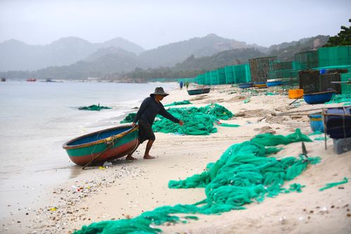 Bờ cát trắng hóa thảm phế thải từ lồng tôm hùm ở biển Khánh Hoà