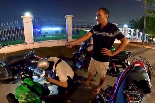 Vá xe miễn phí cho người đi đường, tài xế Grab ở TP.HCM bị dọa 'đập nát đầu'