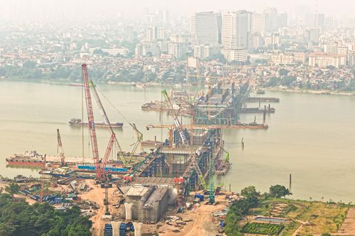 Cận cảnh đại công trường cầu gần 16.000 tỷ đồng qua sông Hồng sau một năm