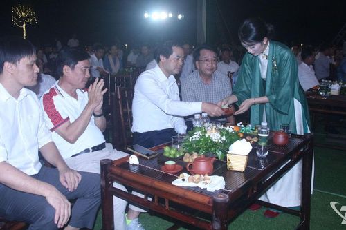 'Thưởng trà trong mây' tại Sân golf Tân Thái