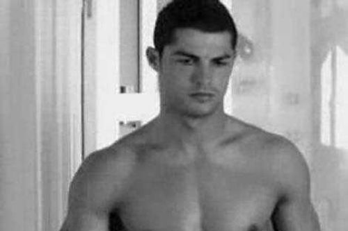 Ronaldo bị người giúp việc nhìn trộm 'vùng kín'