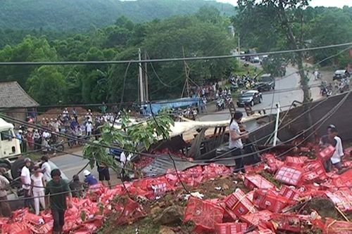 Lật xe chở 25 tấn măng cụt, dân hỗn loạn cướp