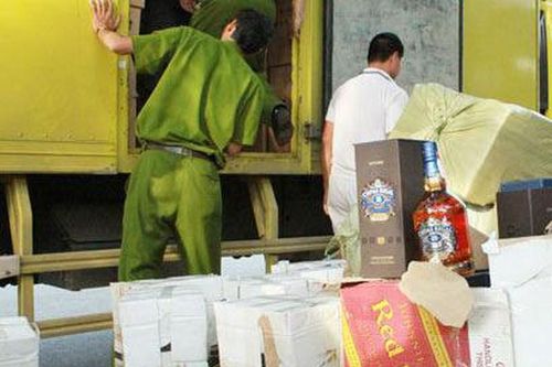 'Bão' hàng lậu đổ bộ vào Việt Nam
