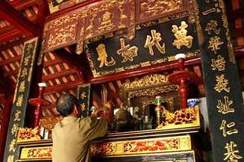 Bàn thờ tổ tiên - nét văn hóa người Việt