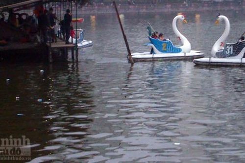 Công viên Thủ lệ xấu xí ngày Tết... vì rác