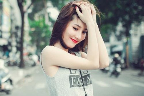 Diễm My 9X quyến rũ dạo phố với son môi đỏ