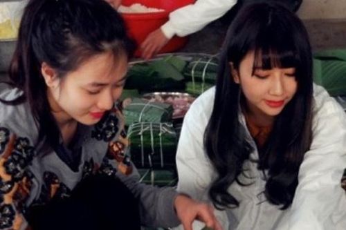 Hot girl hai miền gói bánh chưng cho người nghèo