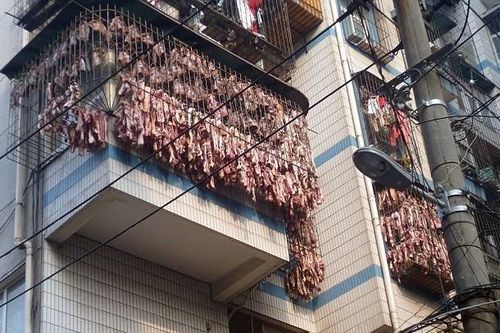 Trung Quốc: Hoảng hồn thịt xông khói treo đầy ban công