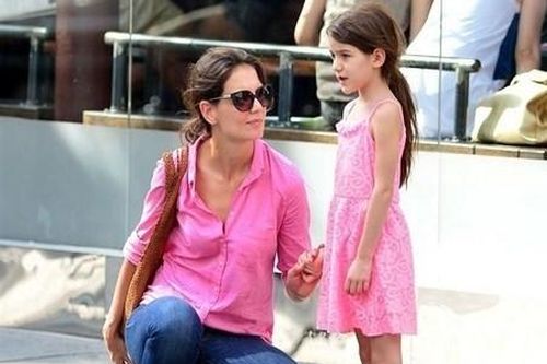 Con gái Tom Cruise điệu đà đi trượt băng cùng mẹ
