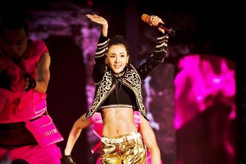 Dara (2NE1) được khen vì cơ bụng chuẩn