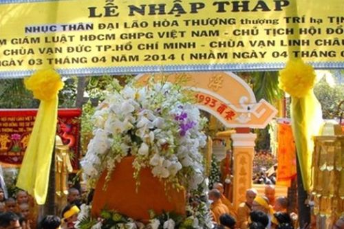 Cung tống kim quan Đại lão Hòa thượng nhập bảo tháp