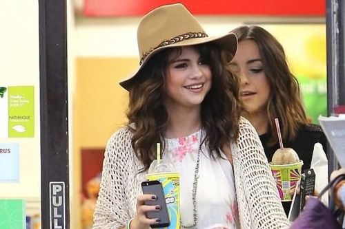 Selena Gomez dè bỉu em gái cô Kim là 'thảm họa'