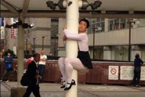 Chàng trai gây sốc mặc váy ôm cột ở Nhật