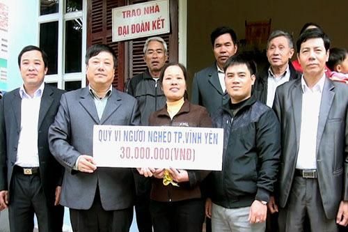 Vĩnh Phúc: Tặng tiền hỗ trợ xây dựng nhà cho hộ nghèo