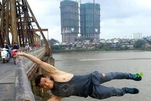 Đu thành cầu Long Biên, chàng trai được gọi là 'Superman'