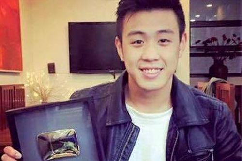 Vlogger Huy Me nhận nút Play mạ bạc của YouTube