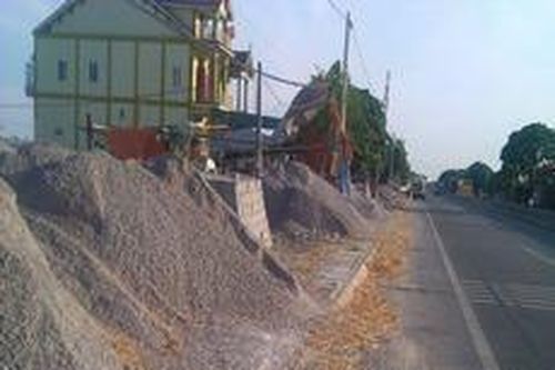 Ẩn họa cảnh báo lấn chiếm hành lang an toàn giao thông QL1A