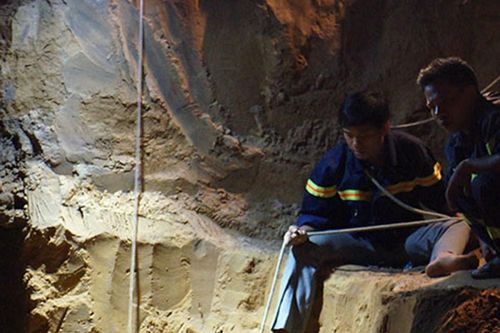 Bé gái 7 tuổi bị rơi xuống hố sâu được giải cứu như thế nào?