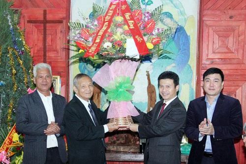 Lãnh đạo tỉnh Vĩnh Phúc chúc mừng và tặng quà các chức sắc, đồng bào công giáo nhân dịp Giáng sinh