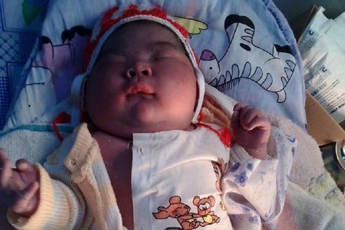 Bé sơ sinh nặng 6,1 kg