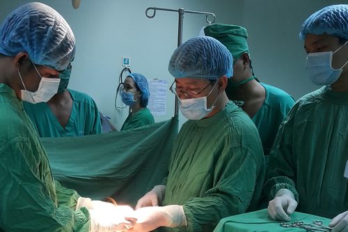 Bệnh nhân 16 tuổi có 2 tinh hoàn nằm trong… ổ bụng