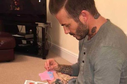 David Beckham tỉ mẩn ngồi khâu váy búp bê cho con gái