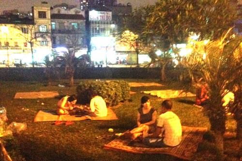 Thảm cỏ đô thị bị 'hô biến' thành quán trà đá