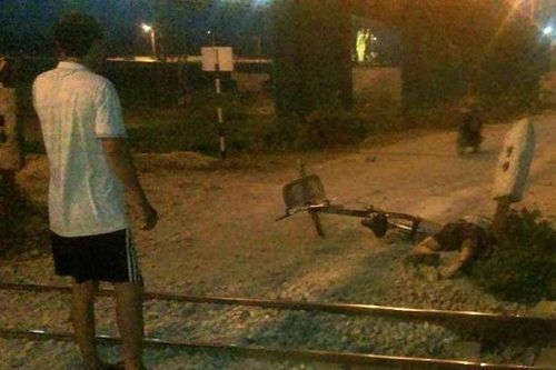 Bị tàu tông chết khi đạp xe qua đường sắt