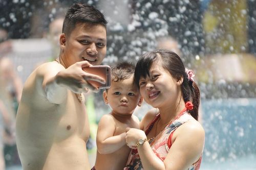 Khu mua sắm dưới lòng đất đông nghẹt người