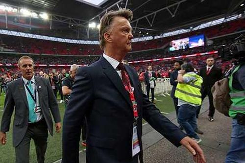 Van Gaal vẫn bày mưu cho MU trước khi bị sa thải