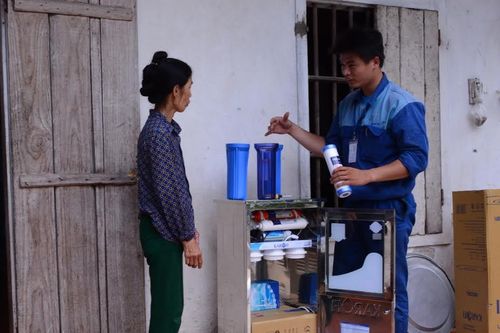 Trao tặng 50 máy lọc nước cho các hộ nghèo tại xã Diễn Hải (Nghệ An)