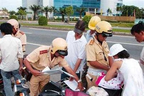 Người vi phạm giao thông sẽ nộp tiền phạt tại bưu điện