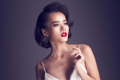 'Chiến binh' bị Phạm Hương loại diện đầm hai dây gợi cảm
