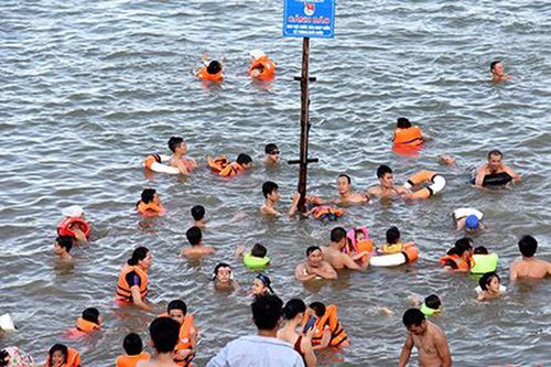 Sông Lam thành bãi tắm giải nhiệt tự phát cho người dân Thành Vinh