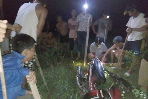 Bị cả làng truy lùng, 2 tên trộm chó nhảy xuống sông tẩu thoát