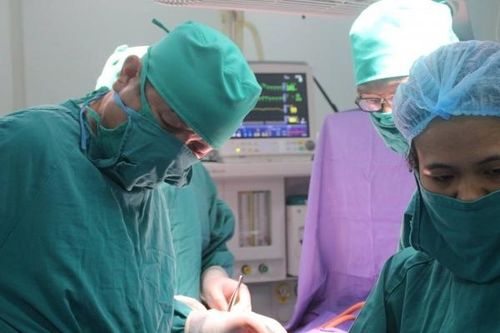 Bé sơ sinh 1 giờ tuổi lộ nội tạng ra ngoài thành bụng được cứu sống