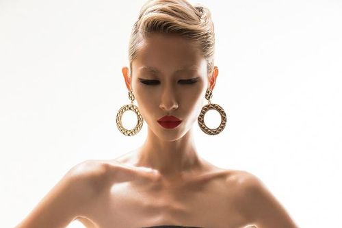 Hằng Nguyễn Next Top diện đầm dạ hội xuyên thấu