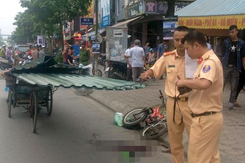 Bé trai đi xe đạp bị mái tôn cứa vào cổ tử vong