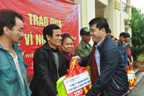 Công ty Thủy điện Bản Vẽ tặng quà người nghèo khu tái định cư Thanh Chương