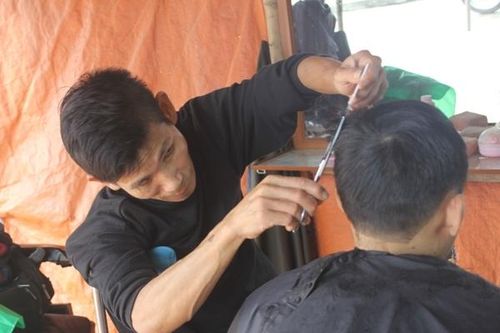 Ước mơ năm Đinh Dậu của người đàn ông chống nạng, cắt tóc nuôi con