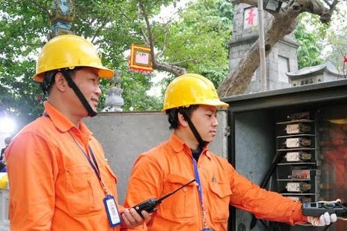 Tết thầm lặng của những người thợ điện Thủ đô