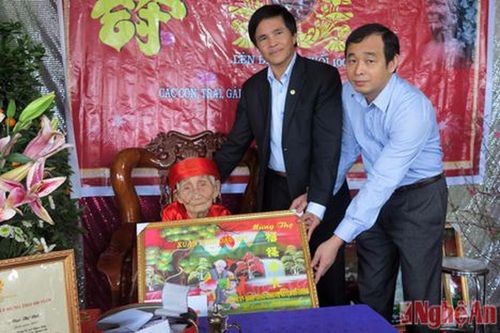 Đô Lương: Trao quà mừng thọ Mẹ VNAH và cán bộ lão thành cách mạng 100 tuổi