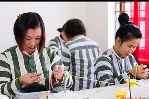 Lấy chứng chỉ nghề trong... trại giam