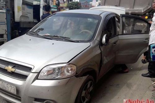 Xe 'hổ vồ' tông xe 4 chỗ, 4 người trong gia đình thoát chết