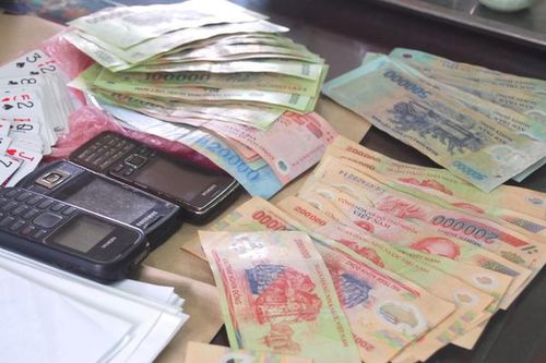 Bắt 9 con bạc say sưa sát phạt nhau trong ngôi nhà hoang