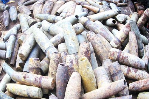 Bắt kẻ chuyên cưa bom lấy thuốc nổ để bán