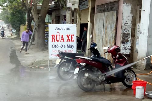 Bất cập từ dịch vụ rửa xe trên vỉa hè
