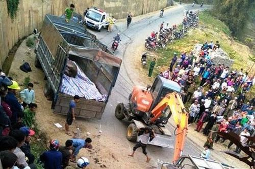 Xe chở trâu bị lật, một người chết và hai người bị thương